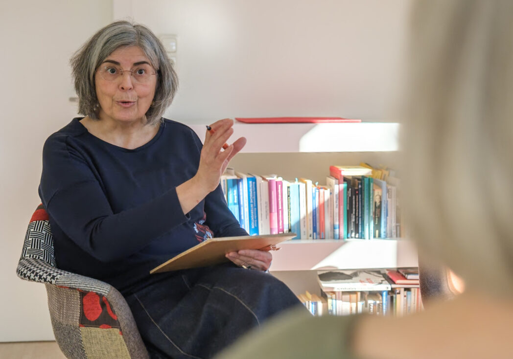 Barbara Gronauer im Gespräch mit einer Kundin